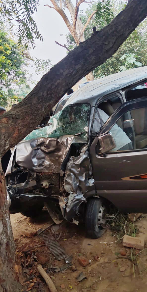 After trampling the girl, the van collided with the tree, the girl died