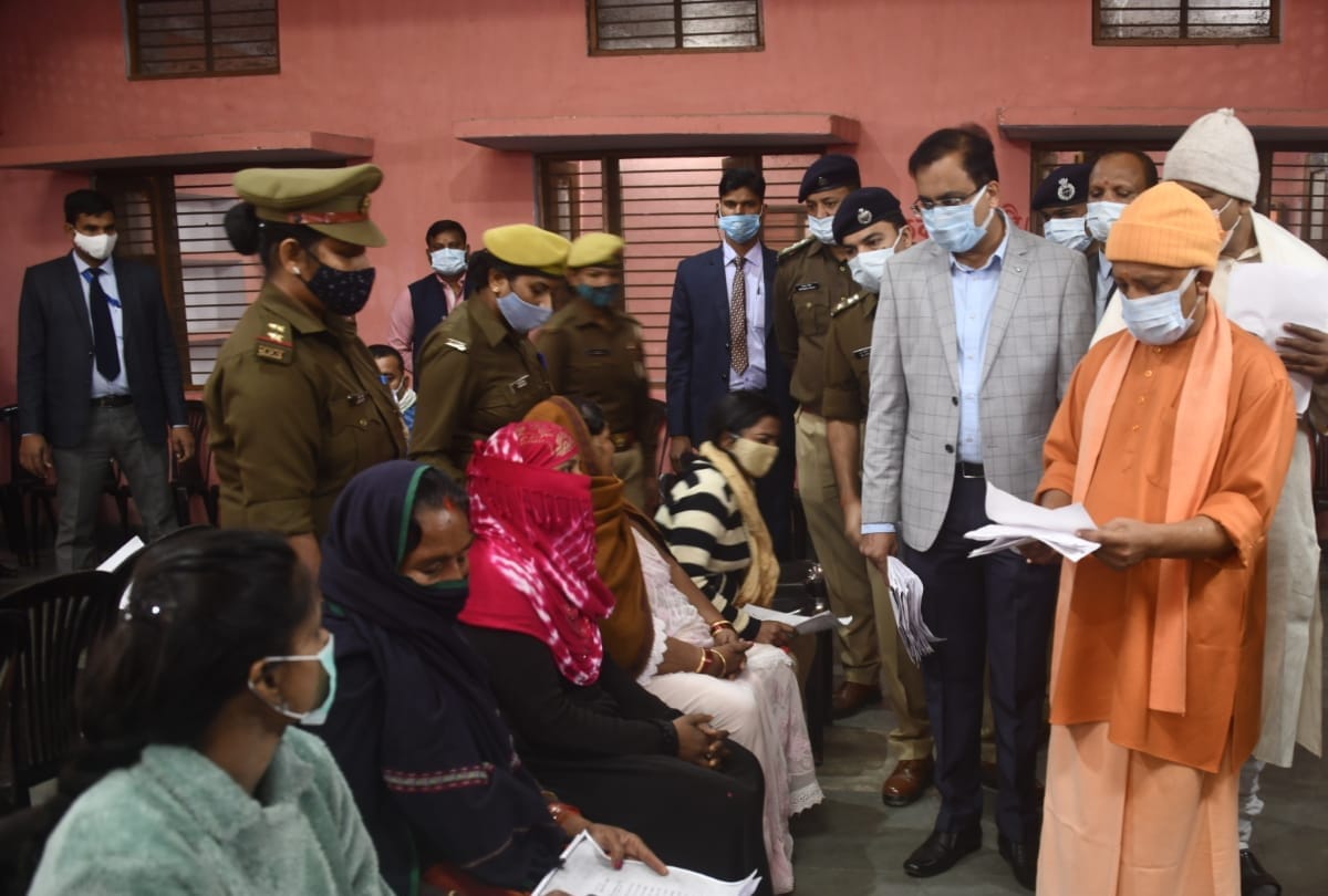 CM Yogi Janata Darbar News: yogi adityanath held Janata Darbar in gorakhpur and listened complaints of people