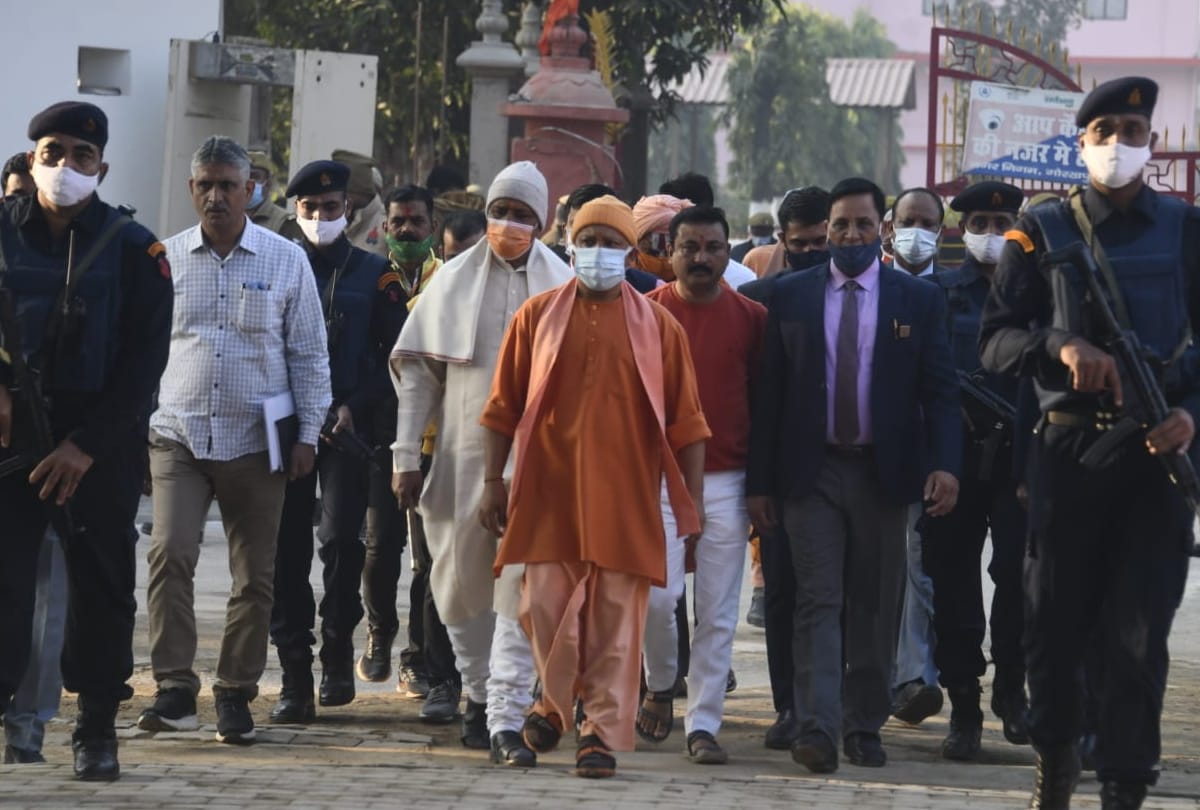 CM Yogi Janata Darbar News: yogi adityanath held Janata Darbar in gorakhpur and listened complaints of people