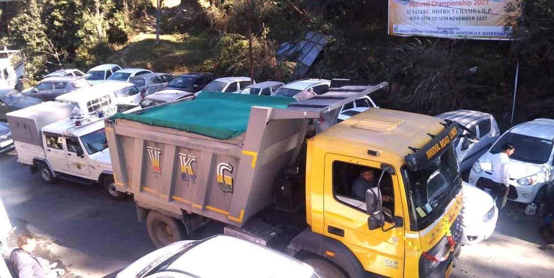 Jam in Banikhet on Chamba-Pathankot NH