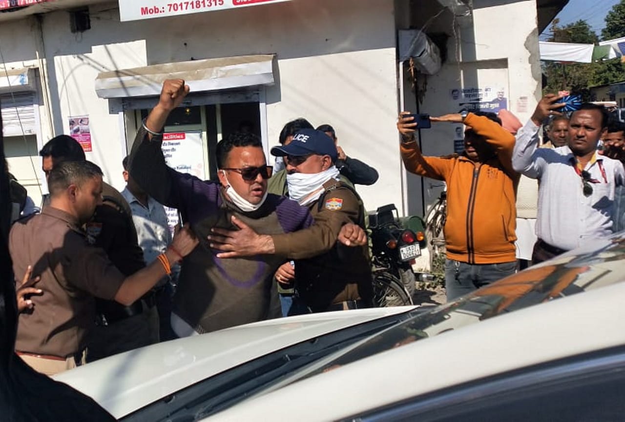 uttarakhand news: Former CM Trivendra singh rawat arrived to inaugurate sugarcane crushing session but farmers lay down in front of his vehicle, see photos