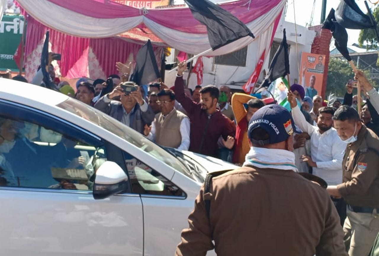 uttarakhand news: Former CM Trivendra singh rawat arrived to inaugurate sugarcane crushing session but farmers lay down in front of his vehicle, see photos