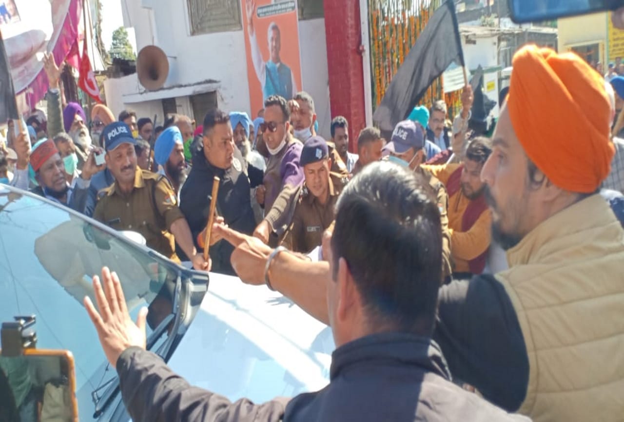 uttarakhand news: Former CM Trivendra singh rawat arrived to inaugurate sugarcane crushing session but farmers lay down in front of his vehicle, see photos