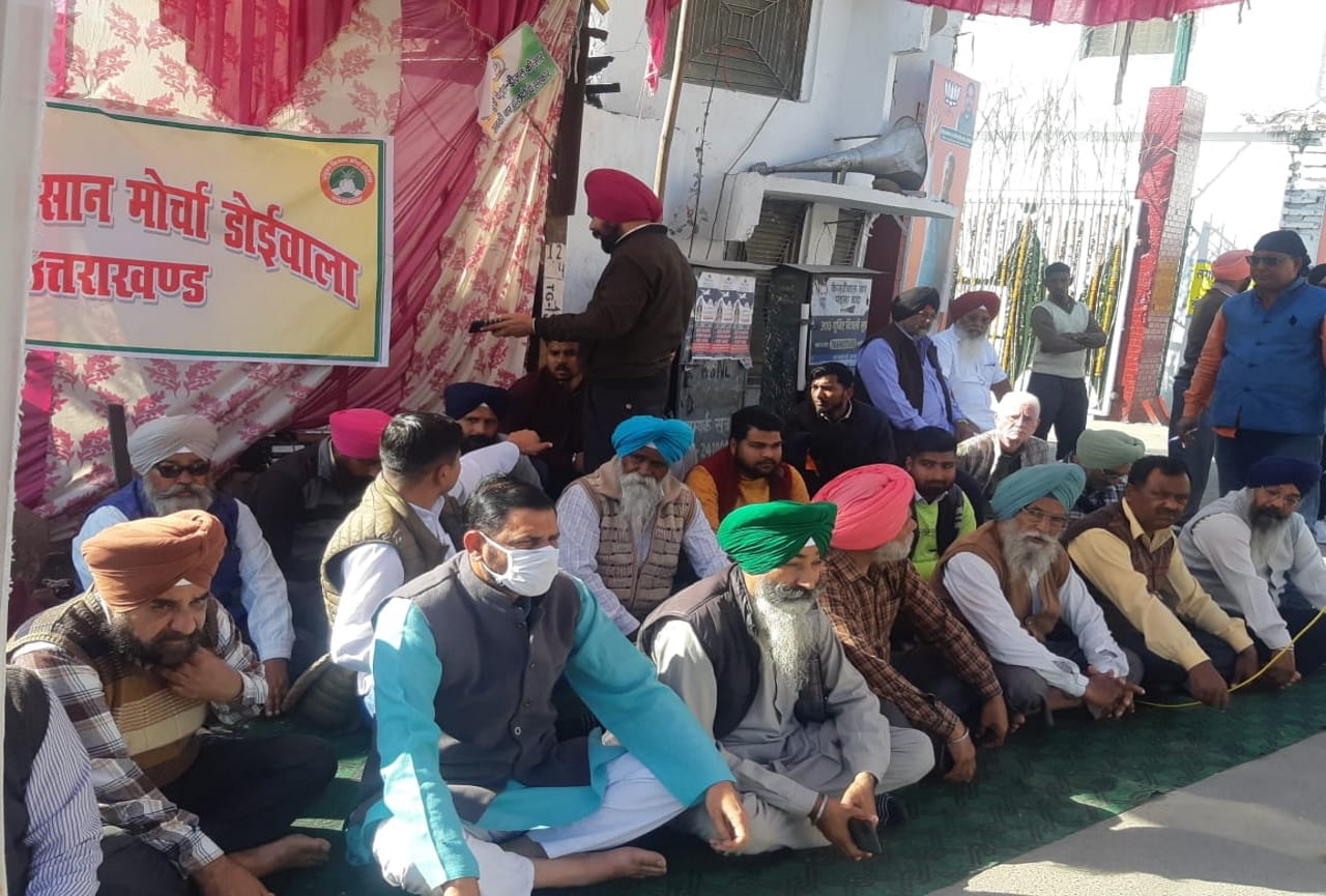 uttarakhand news: Former CM Trivendra singh rawat arrived to inaugurate sugarcane crushing session but farmers lay down in front of his vehicle, see photos
