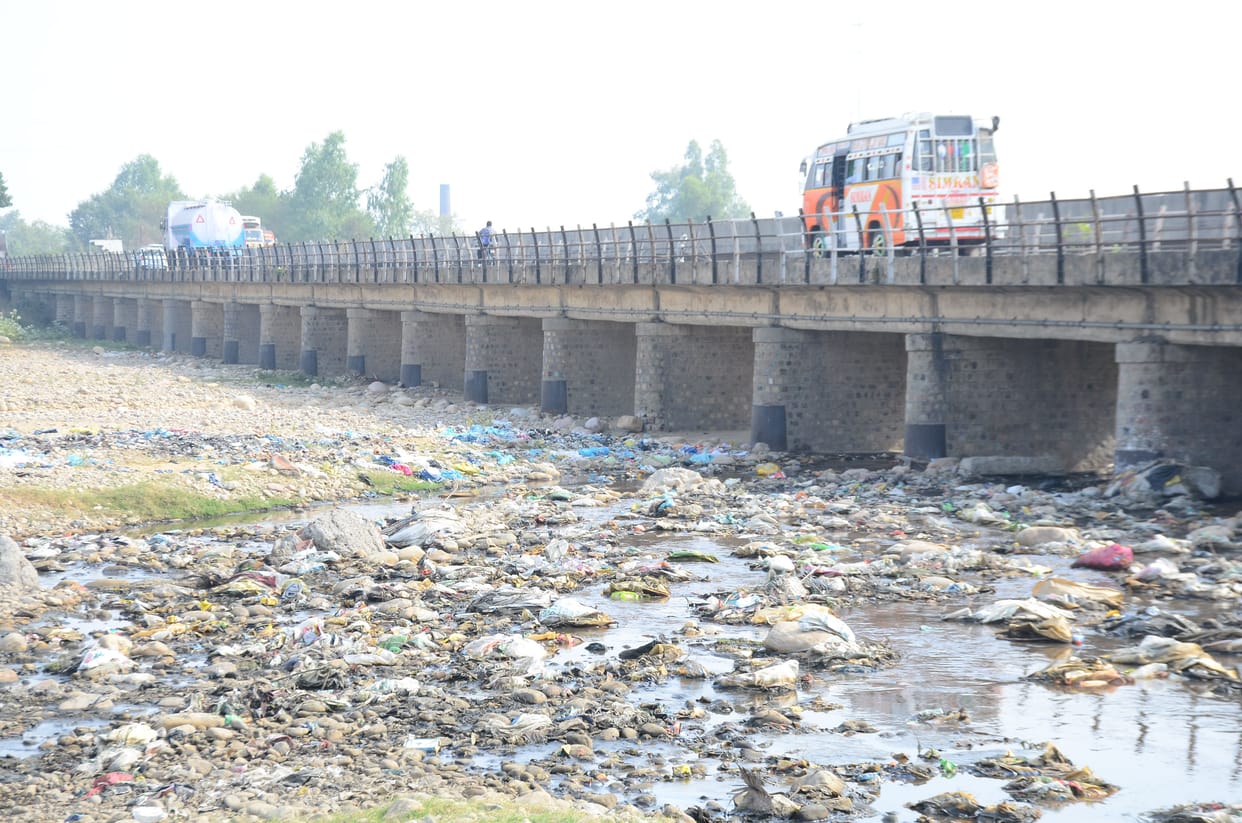 40 tonnes of garbage is thrown daily on the banks of Ravi river