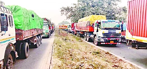 Jam on Lucknow Highway for the second consecutive day
