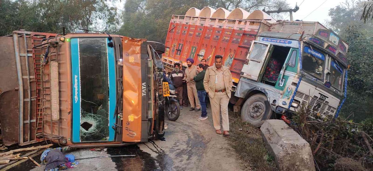 Trucks rolls over Nalagarh-Bharatgarh road traffic jam