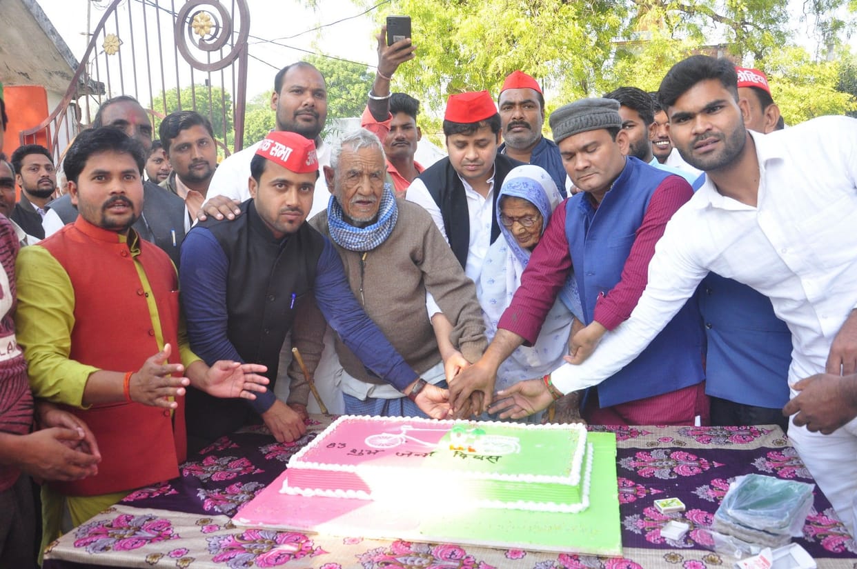 Cake cut, blanket distributed on Mulayam Singh's birthday