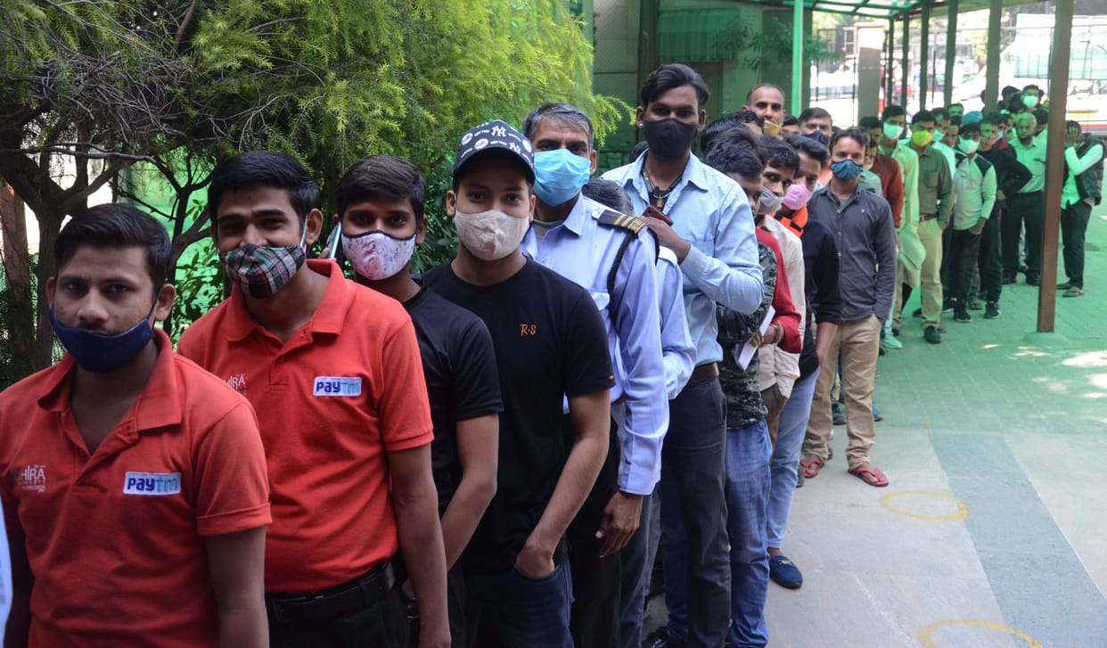 Crowd gathered in district hospital, struggle for treatment