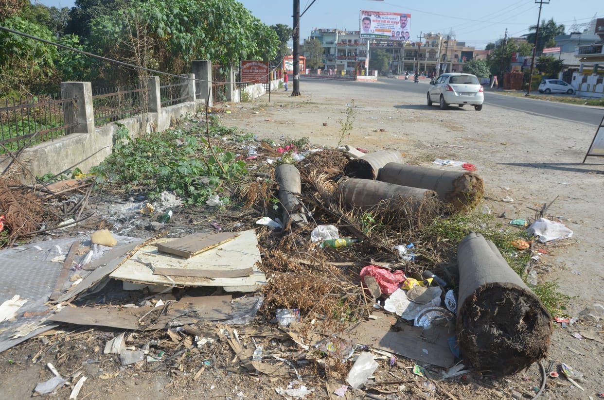 Pile of dirt teasing the award in Shivalik Nagar
