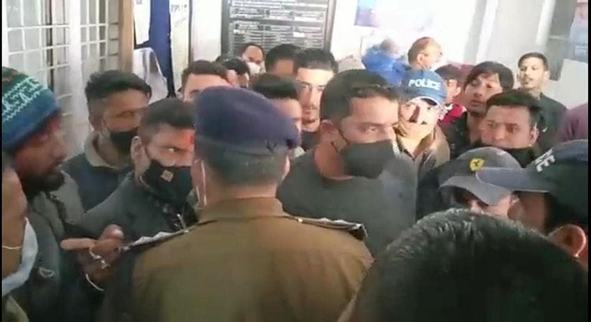 Controversy over parking fee in Nainital, fight