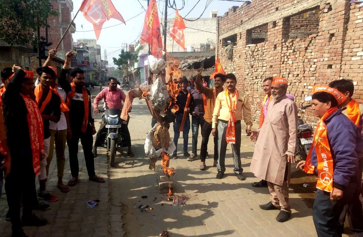 Shiv Sainiks burnt Sidhu's effigy