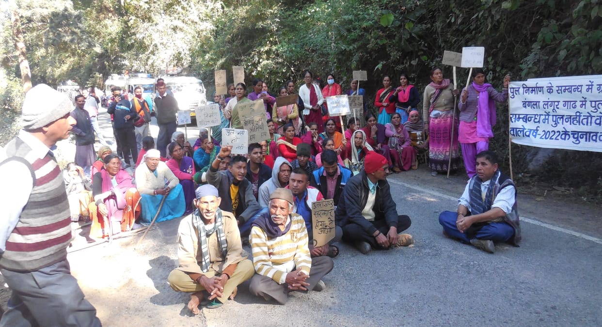 Villagers jammed for two and a half hours for bridge construction