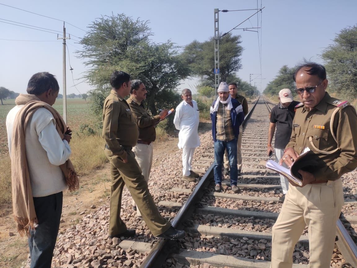The body of the young man was found on the railway line, family members accused of murder