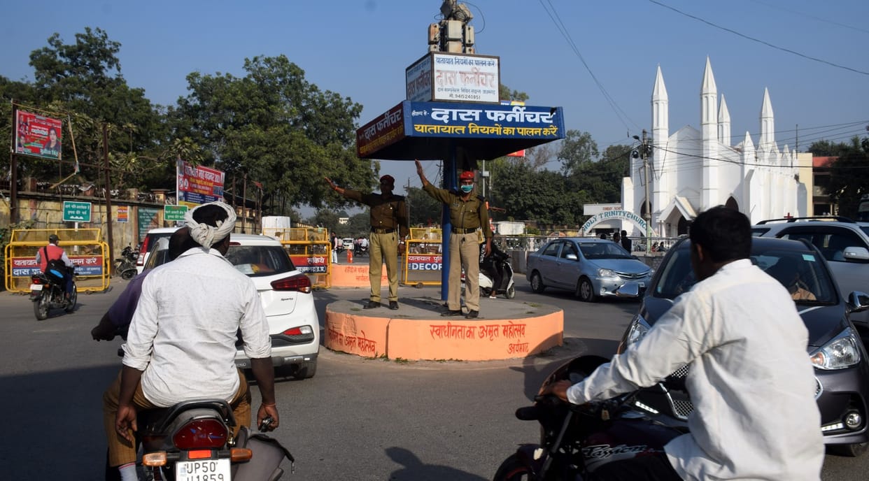 Traffic signals in files, uncontrollable traffic on the road