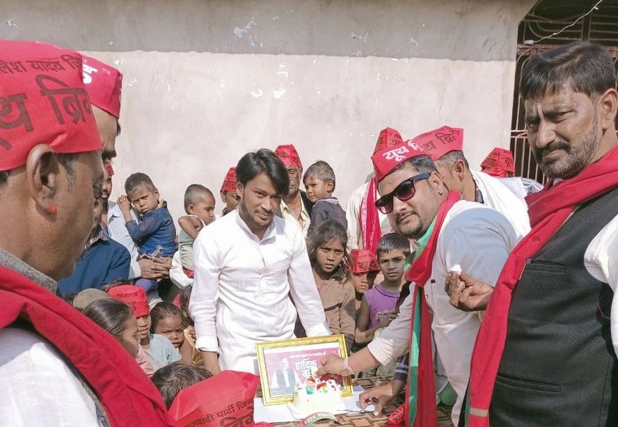 Celebrated SP supremo's birthday by cutting cake
