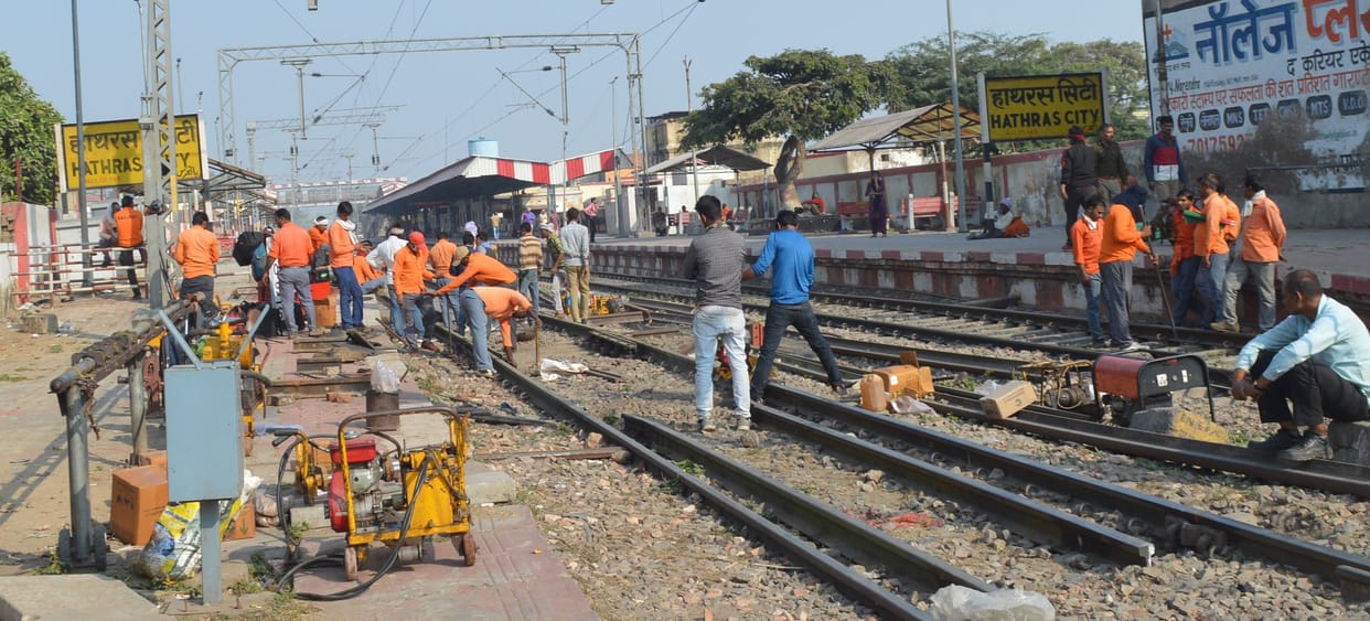 Hathras: Achhnera-Kasganj passenger train did not arrive, passengers remained troubled