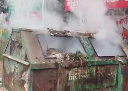कचहरी रोड पर कूड़ेदान में जलता कूड़ा।