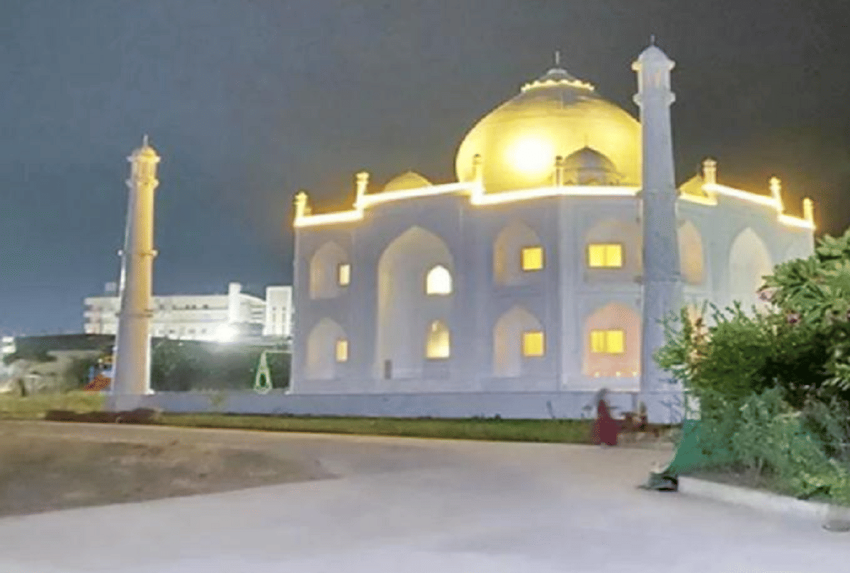 MP News: Madhya Pradesh Burhanpur resident Anand Prakash Chouksey gifted a house like replica of Agra's Taj Mahal to his wife