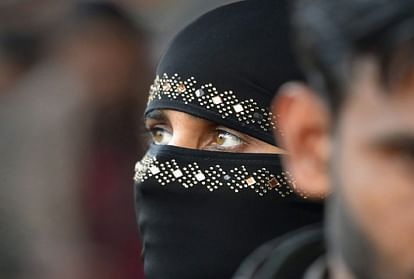 Woman thrown out of house after saying talaq thrice