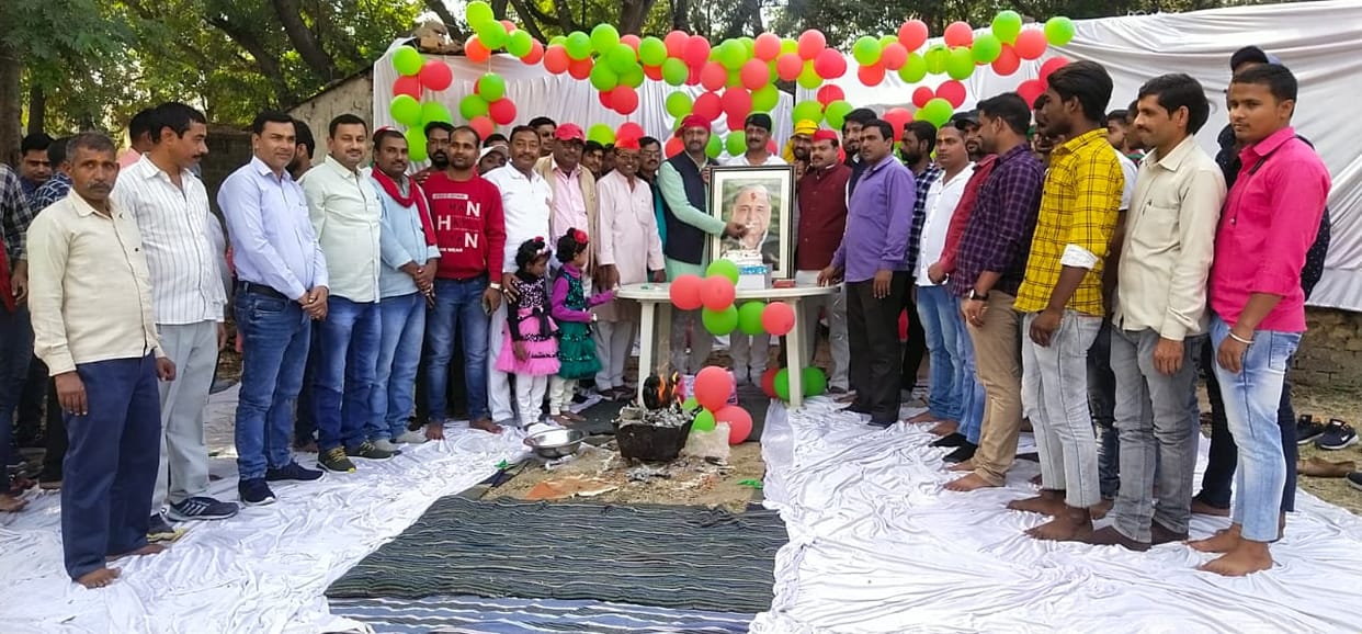 SP workers celebrated Mulayam Singh's birthday