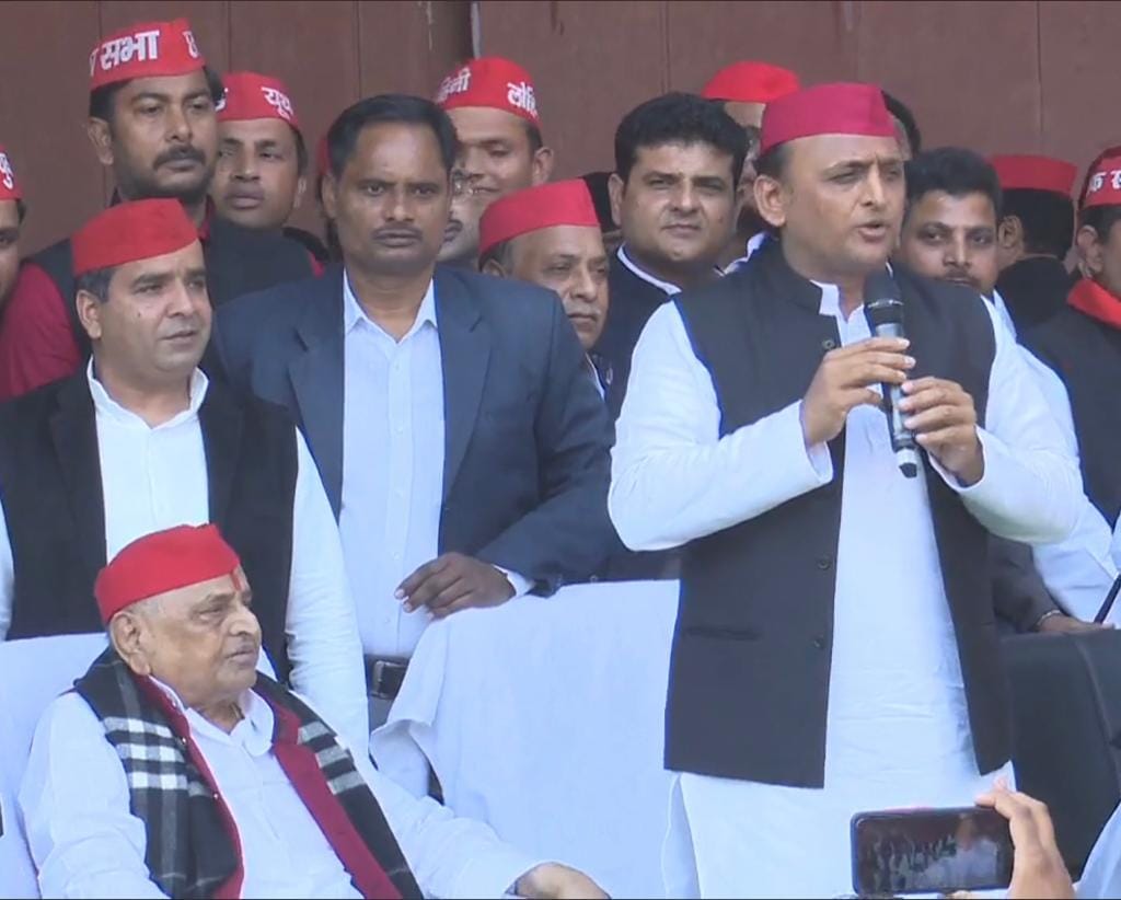 Mulayam Singh's birthday greetings in Lucknow, Shivpal in Saifai