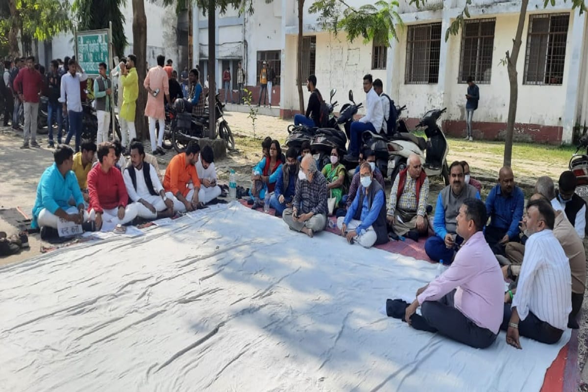 mahatama gandhi kashi vidyapith varanasi teachers and student sit on strike Teachers allege  students are misbehaving