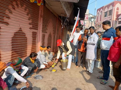 Mulayam Singh yadav birthday samajwadi party distributed 83 kg laddu in varanasi wished Baba Vishwanath to make Akhilesh yadav as  CM