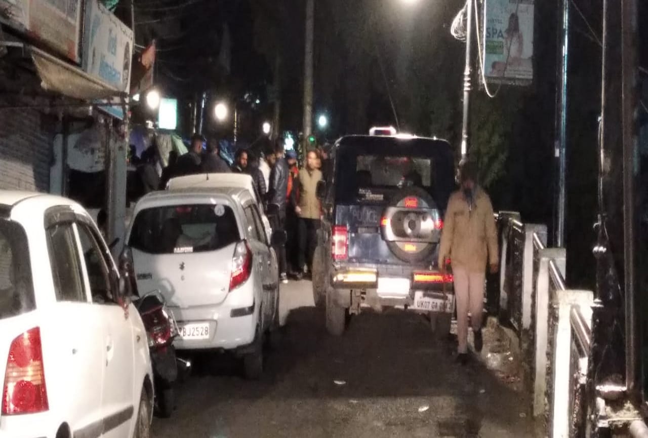 uttarakhand news: fight and firing between tourist and local people in mussoorie, see photos