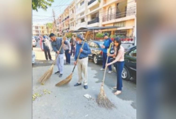 People of Chandigarh themselves started sweeping the streets after being left behind in the Swachh Survekshan