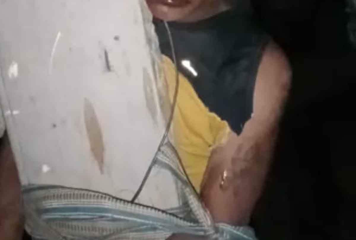 Unnao: angry mob caught thief who entered house to steal, tied him to an electric pole and beat him
