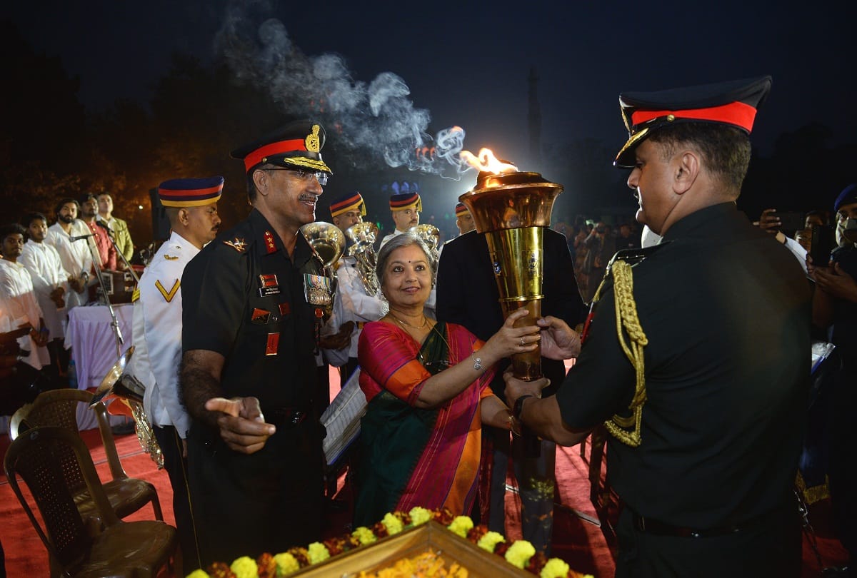 Prayagraj: Vijay nagaram hall illuminated with Swarnim Vijay Mashaal grand welcome of torch at Allahabad University