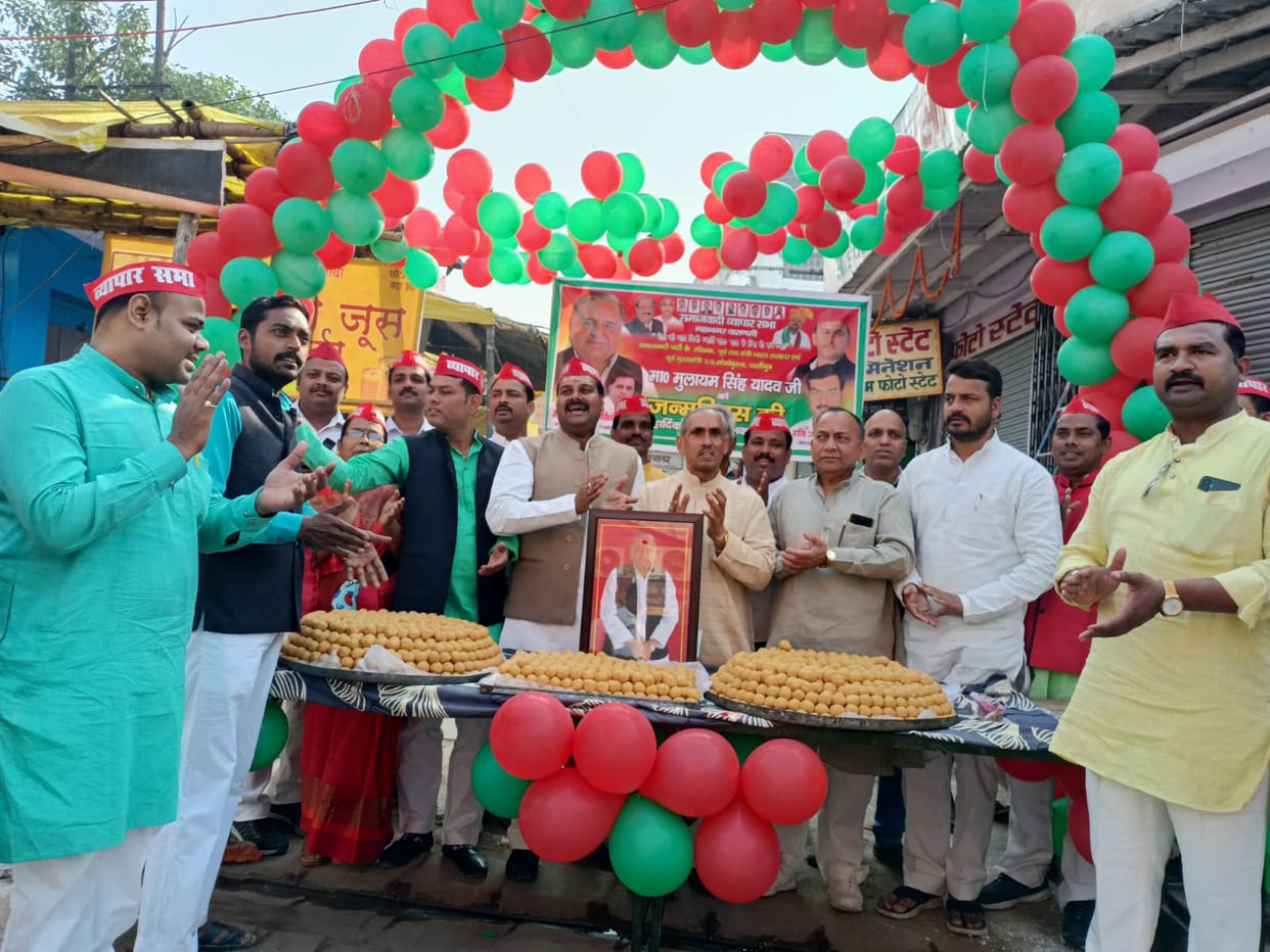 Mulayam Singh yadav birthday samajwadi party distributed 83 kg laddu in varanasi wished Baba Vishwanath to make Akhilesh yadav as  CM