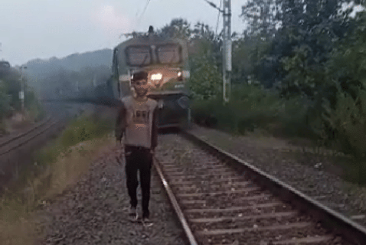 Viral Video: Man making video on railway track in Hoshangabad hit by a goods train, dies due to head injury
