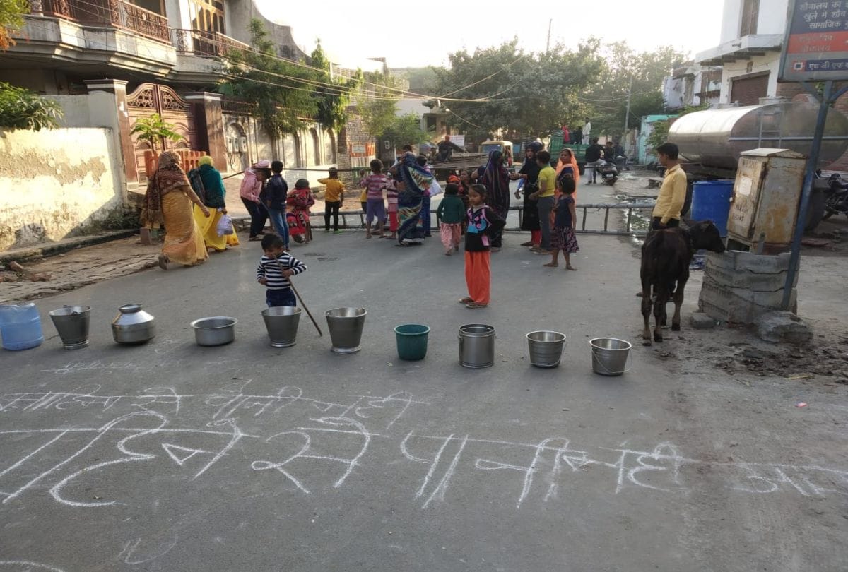 Water Crisis In Agra Hasanpura Woman Road Jam