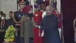 सुबेदार नरेंद्र सिंह को सम्मानित करते राष्ट्रपति रामनाथ कोविंद।