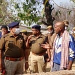 मौके पर जांच करती पुलिस।
