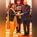 शहीद बृजेश कुमार की पत्नी श्वेता कुमारी को शौर्य चक्र प्रदान करते राष्ट्रपति रामनाथ कोविंद।