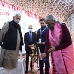 श्रीनगर में केंद्रीय  मंत्री निर्मला सीतारमण और एलजी मनोज सिन्हा कार्यक्रम का शुभारंभ करते हुए।