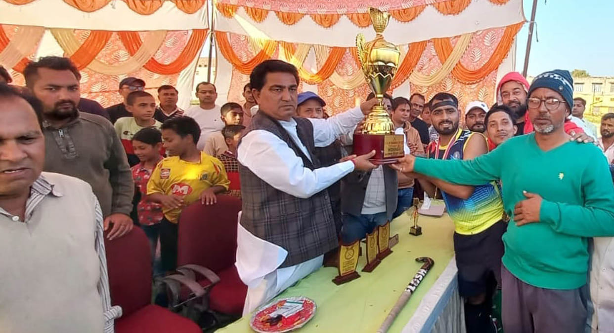 Charthawal team defeated Saharanpur and captured the trophy