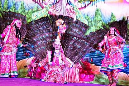 शाहजहांपुर के मुमुक्षु आश्रम में आयोजित रासलीला में मयूर नृत्य करते वृंदावन के कलाकर। संवाद