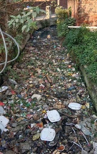 ावायां के डाक बंगला रोड पर गंदगी से भरा नाला