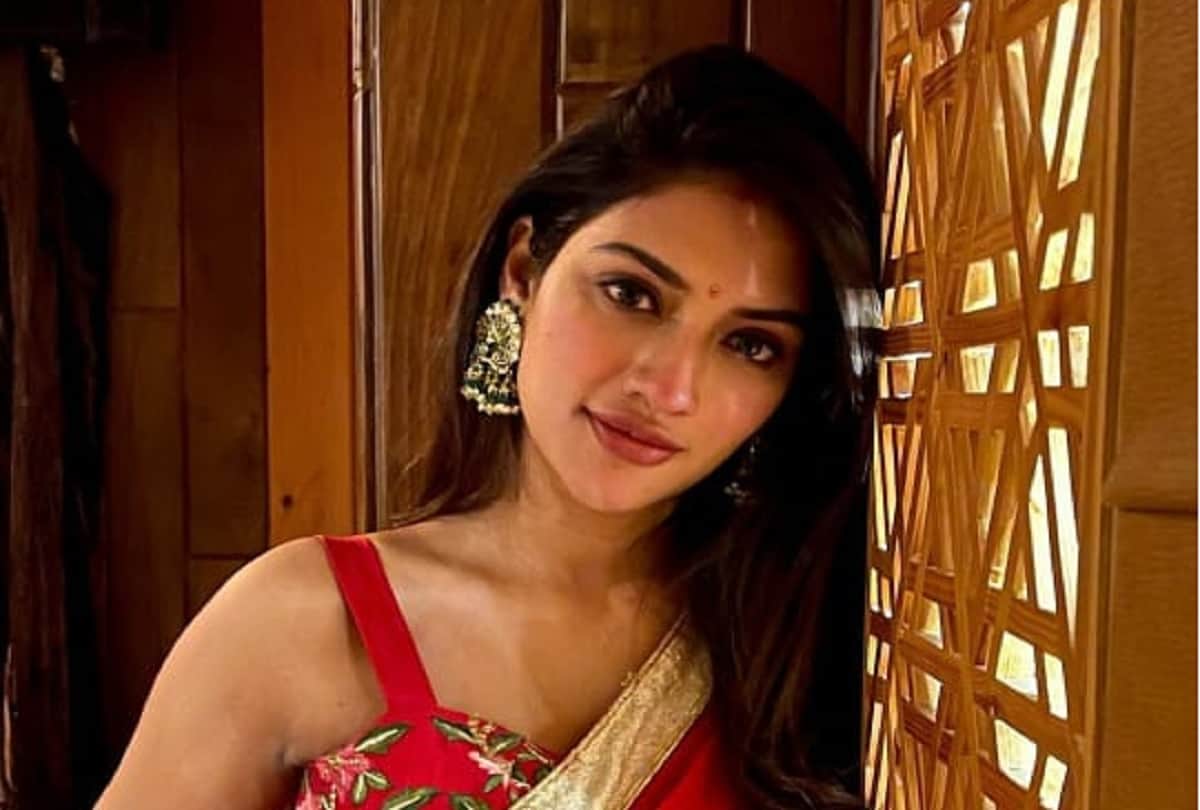 Nusrat Jahan support Deepika Padukone besharam song bhagwa bikini Pathaan controversy Shah Rukh Khan