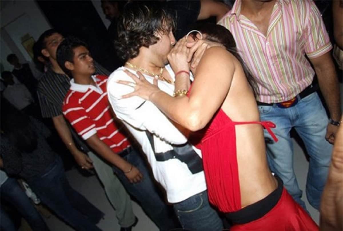 see pictures of some viral oops and embarassing moments of bollywood 