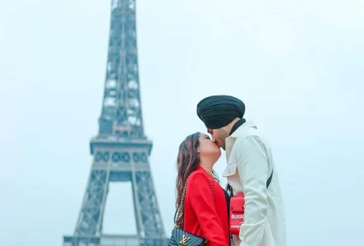 Neha Kakkar kisses husband Rohanpreet Singh in front of Eiffel Tower.