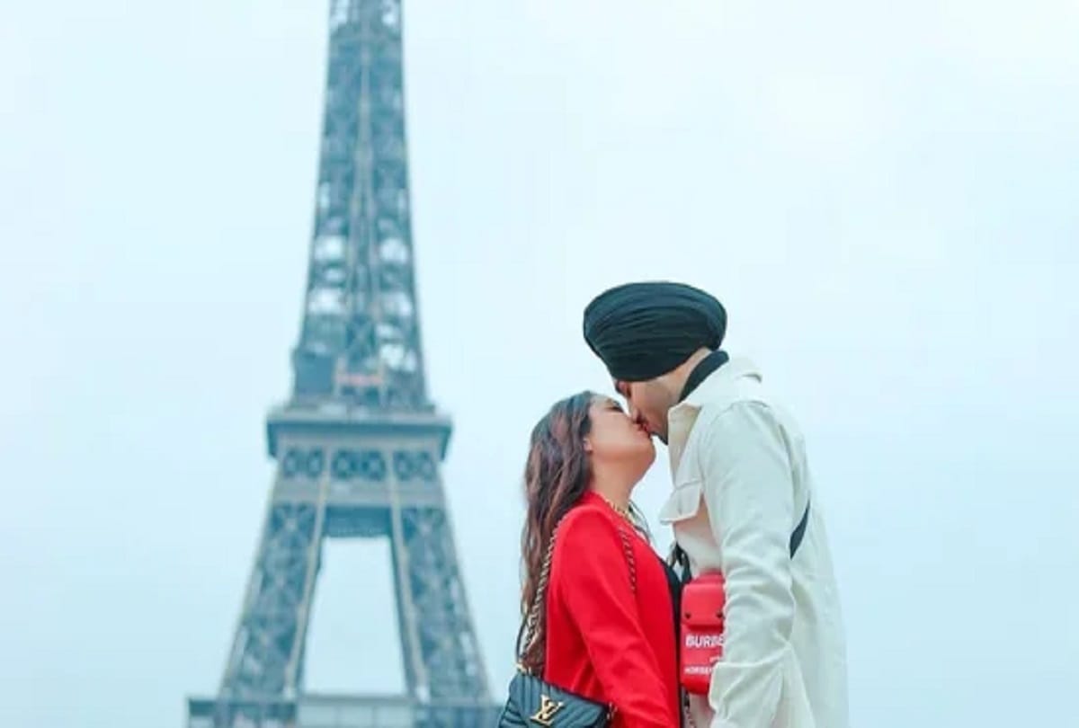 Neha Kakkar kisses husband Rohanpreet Singh in front of Eiffel Tower.