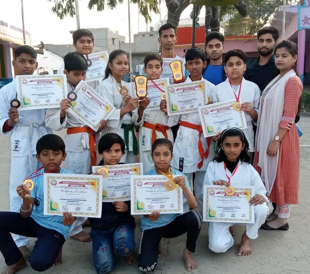 Hathras: Children of Karate Sadabad held in Agra won medals