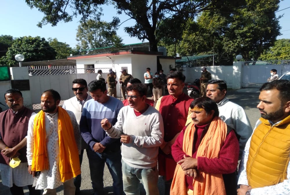 Chardham Devasthanam Board: priest doing protest and Shirshasana in front of Ministers Residences photos