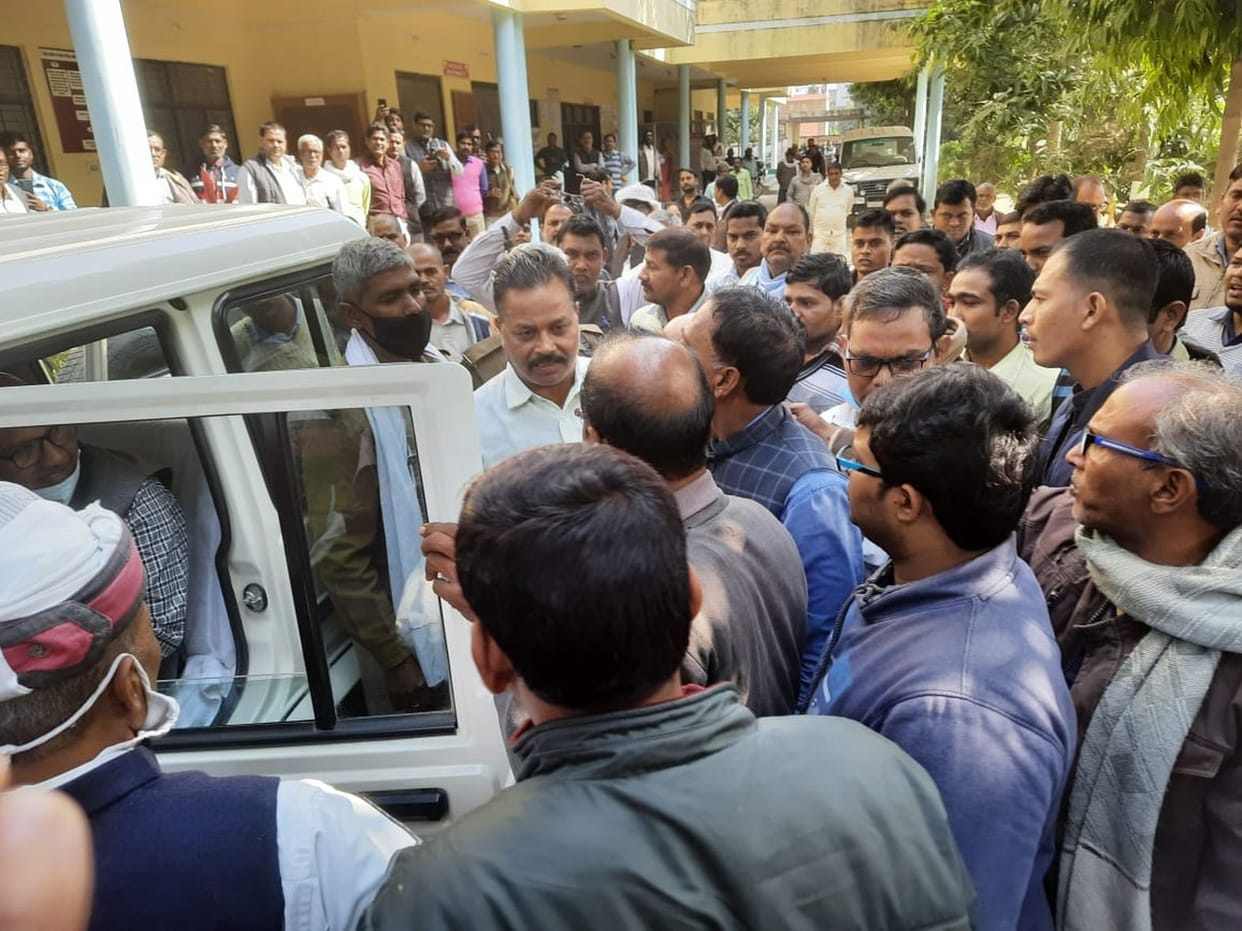 The accountants created a ruckus by besieging the SDM