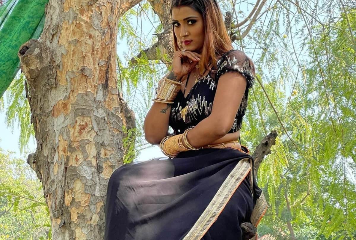 bhojpuri singer samar singh wore a ring to akanksha dubey see actress reaction